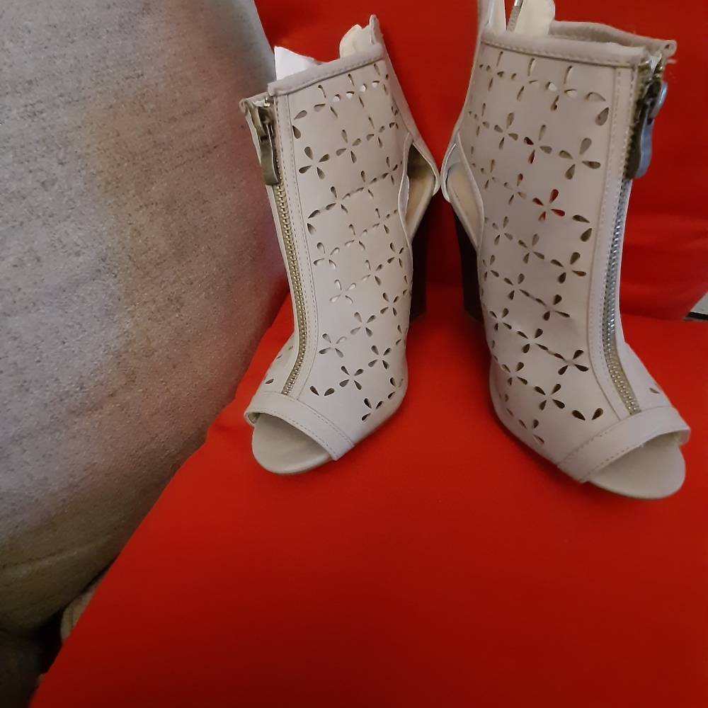 FIRST SIGHT WOMEN'S SHOES. SZ::8..NEW WITHOUT TAG. NEVER WORN.